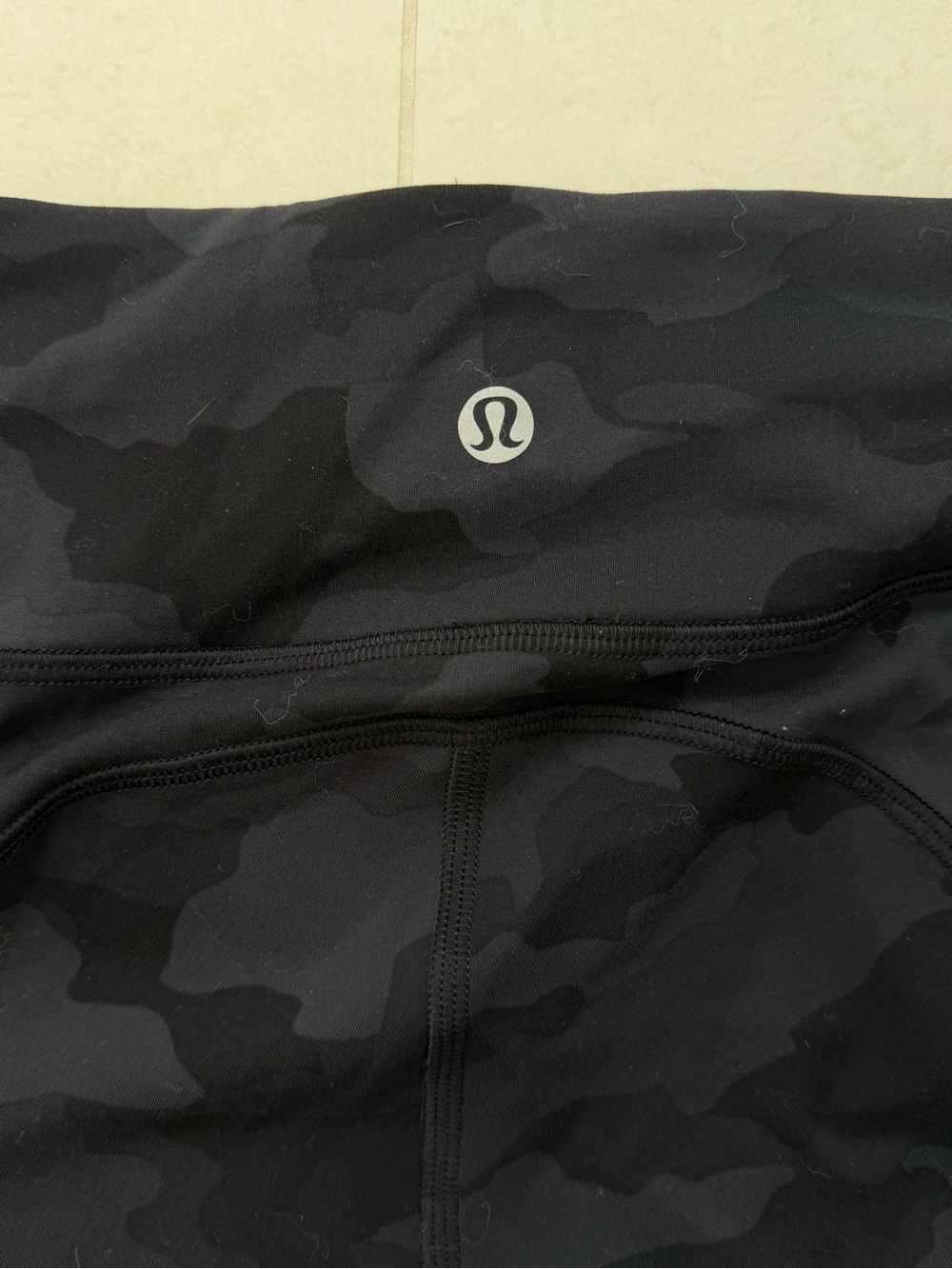 Womens Lululemon Black Camo Leggings Size 4 - Picture 6 of 10